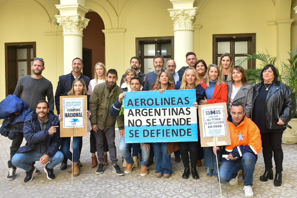 Ahora los trabajadores de Aerolíneas en Paraná se reunieron con legisladores del PJ