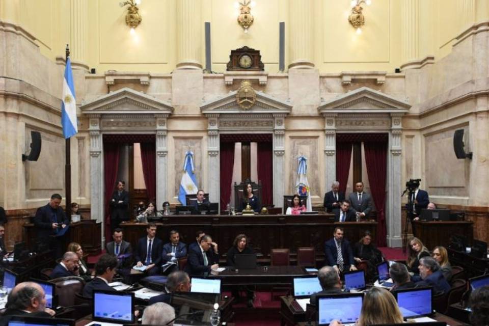 (Mención al entrerriano Kueider) “No me venga a pegar porque se la devuelvo”: los roces más acalorados entre senadores por la Ley de Bases