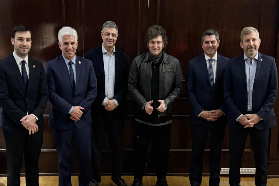 (Mención a Frigerio) Con el Presupuesto, China y los DNU en la mira: Javier Milei se reunió con los tres gobernadores del PRO y dos ex JxC