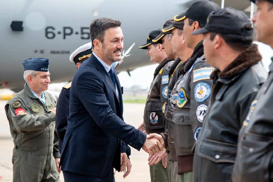 (Viajes con novia entrerriana) Los 32 vuelos del jefe de la Fuerza Aérea y el llamado a un periodista: cómo Petri echó al alto mando militar