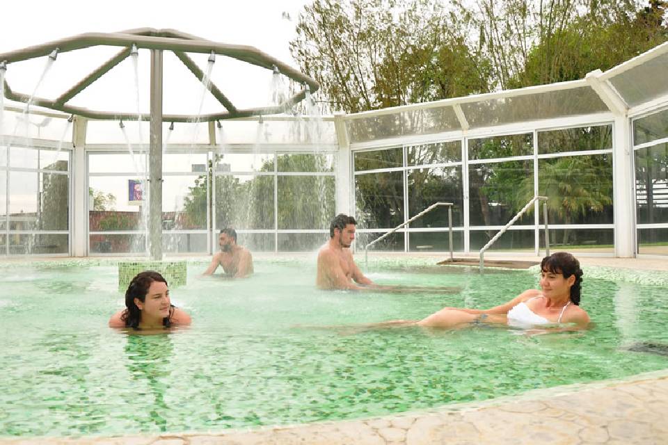 Quedan a menos de 4 horas de CABA, son una de las mejores termas de Entre Ríos y tiene promociones para pagar menos