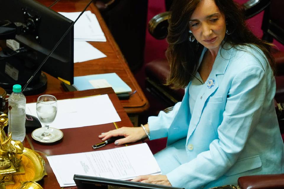 Revelan el documento firmado por Villarruel para el traspaso de mando con Milei en medio de la sesión que expulsó a Kueider