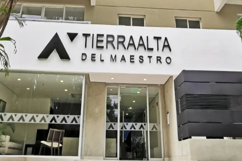 Kueider y su secretaria fueron desalojados del departamento donde cumplen prisión domiciliaria en Paraguay