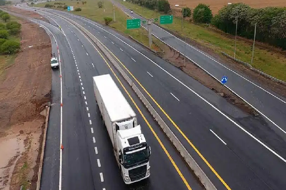 (Mención a ciudades entrerrianas) El Gobierno de Javier Milei oficializó la privatización de las rutas nacionales