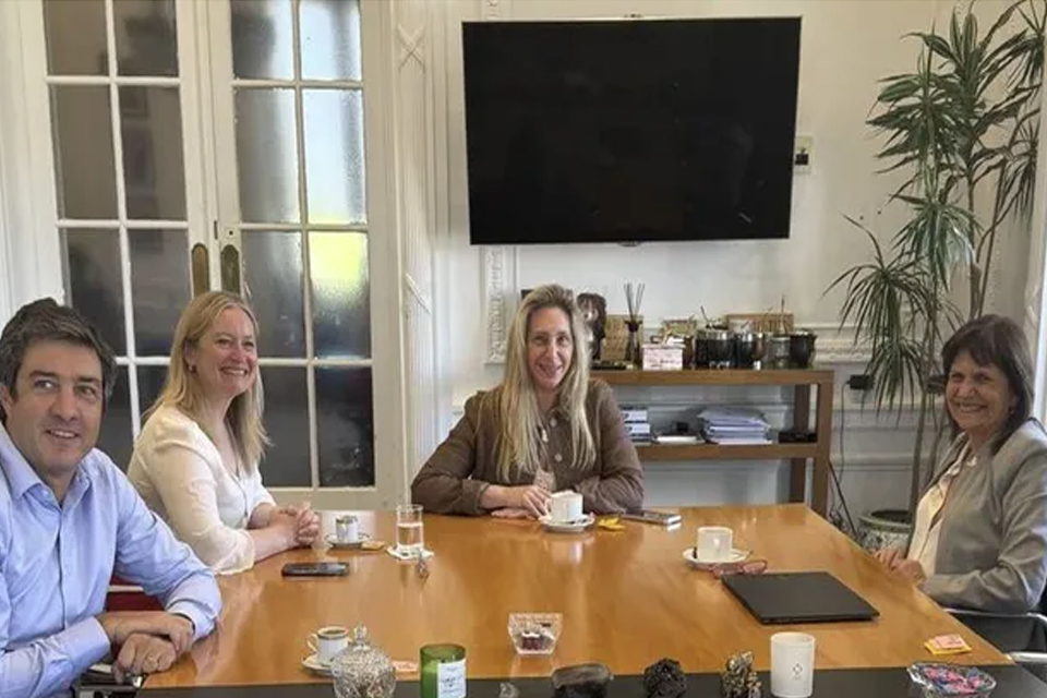 (Mención a Frigerio) Javier Milei levanta a gobernadores aliados y alimenta rumores sobre posibles acuerdos electorales