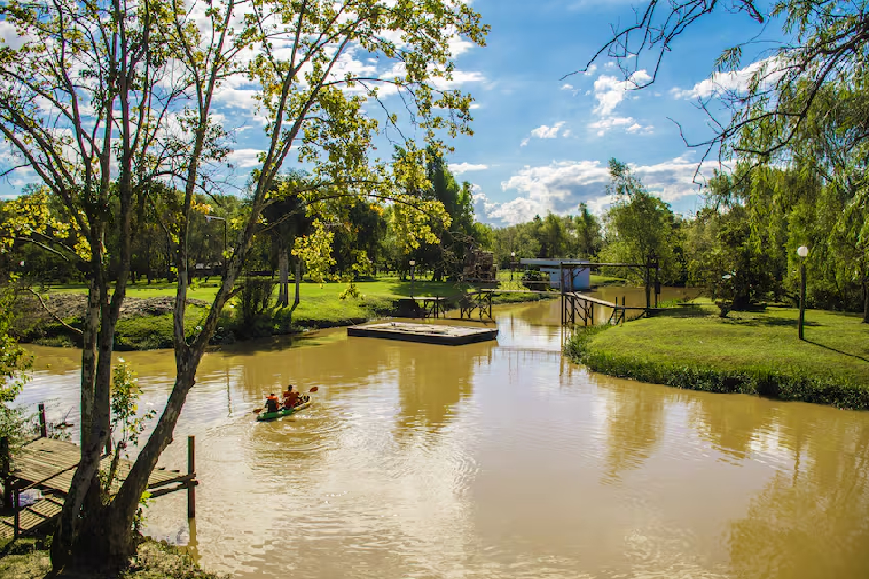 (Mención al río Paraná) Salidas en catamarán, entre canales y vegetación frondosa, para internarse en otro mundo