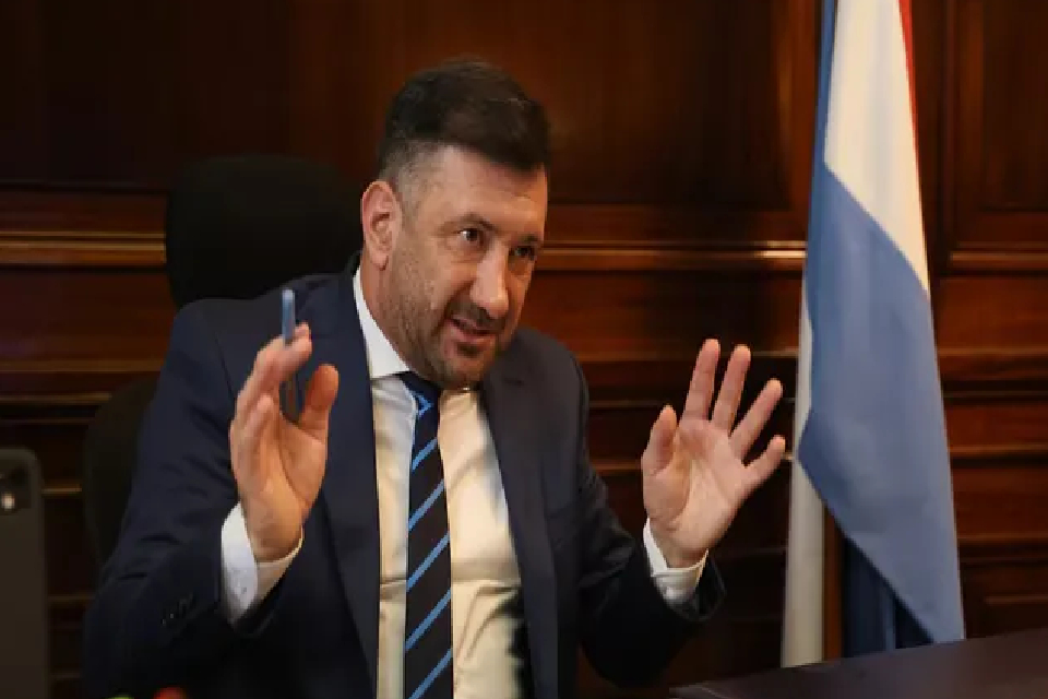 Edgardo Kueider, más complicado: revelan imágenes contando fajos de dólares