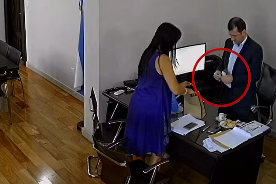 Un video muestra al ex senador Edgardo Kueider contando fajos de dólares cuando era secretario del ex gobernador K Gustavo Bordet