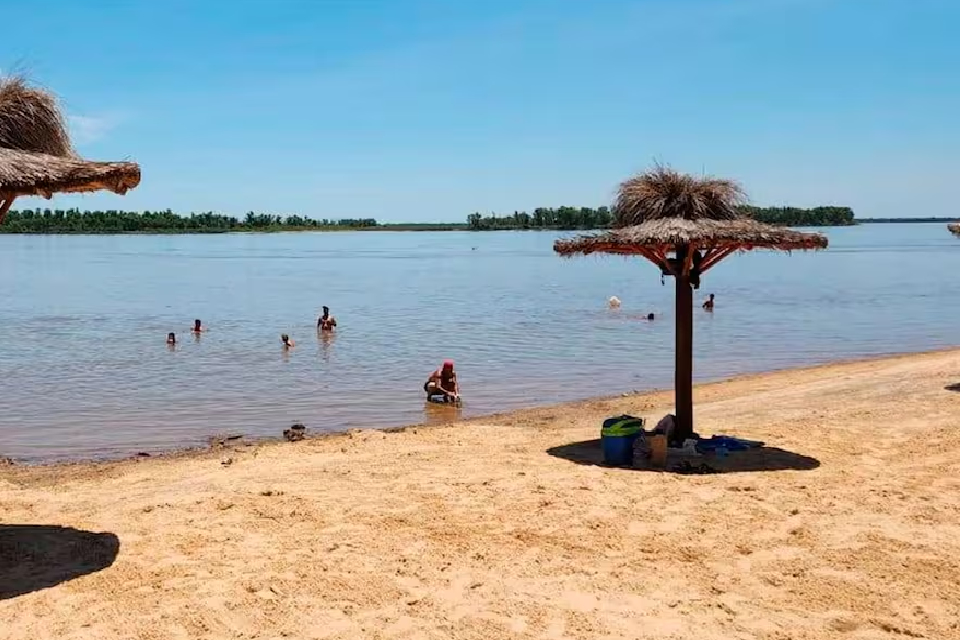 Un turista de 21 años desapareció mientras buscaba una pelota en el río Paraná