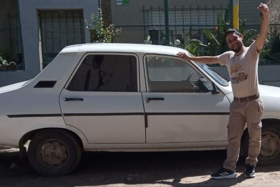 (Es entrerriano) El drama del profe Tito: dejó de hacer dedo para enseñar en 8 escuelas, pero un choque casi le cuesta la vida