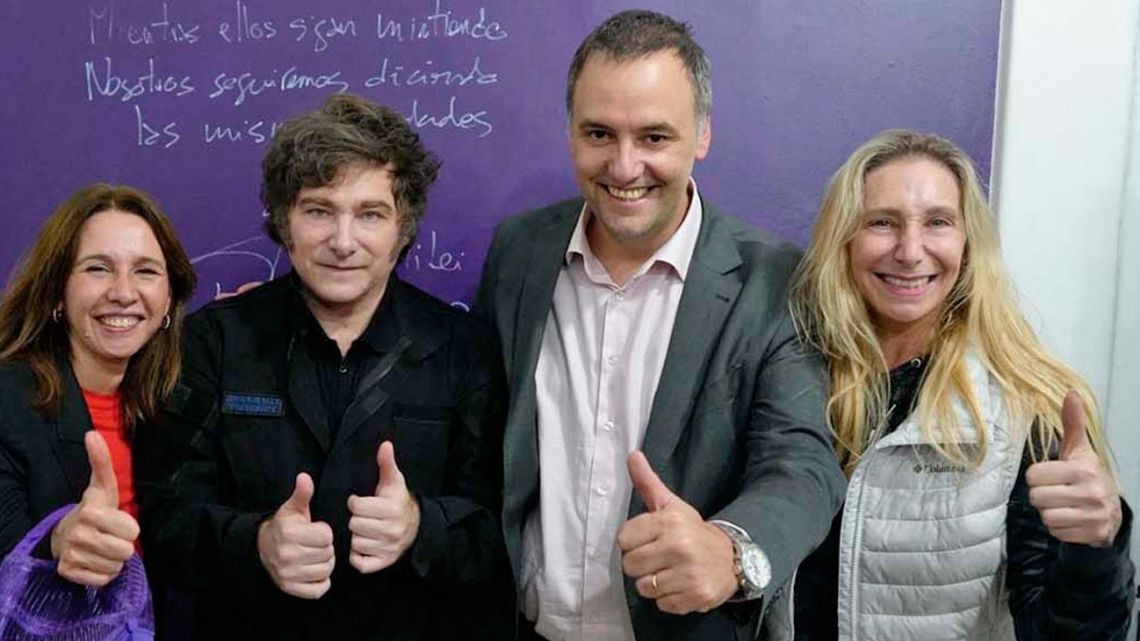 Manuel Adorni y Javier Milei cierran la campaña en la Ciudad con todos los ministros presentes