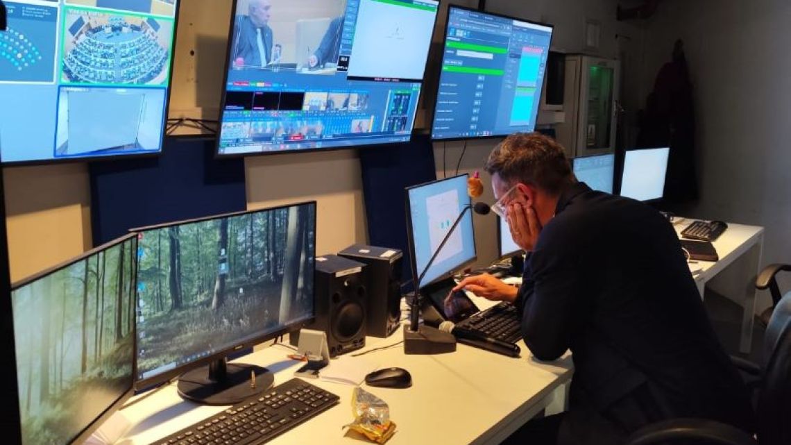 Siciliano polifacético en la Unicameral: sonidista y responsable del switcher