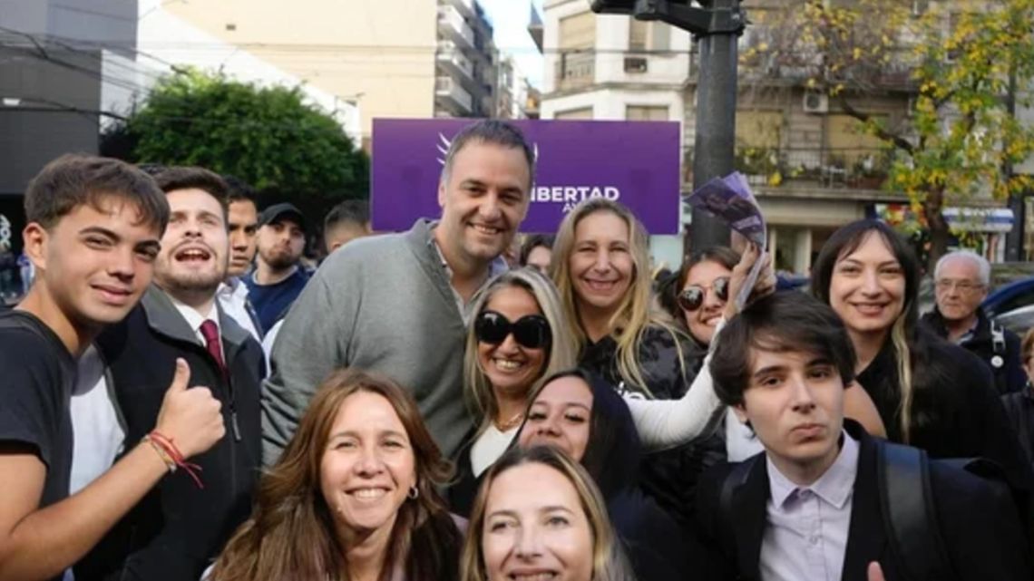 Adorni recorrió barrios porteños con Karina Milei a una semana de las elecciones legislativas