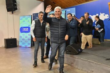 Poggi arrasa en elecciones provinciales y avanza en reforma constitucional mientras considera alianza con Milei para octubre