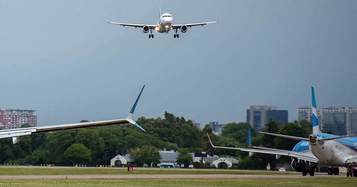 Gobierno establece conciliación obligatoria con controladores aéreos y evita paro este fin de semana
