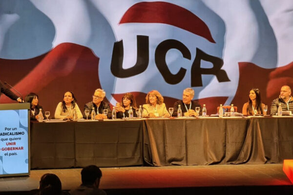 Milei divide las boinas en la UCR