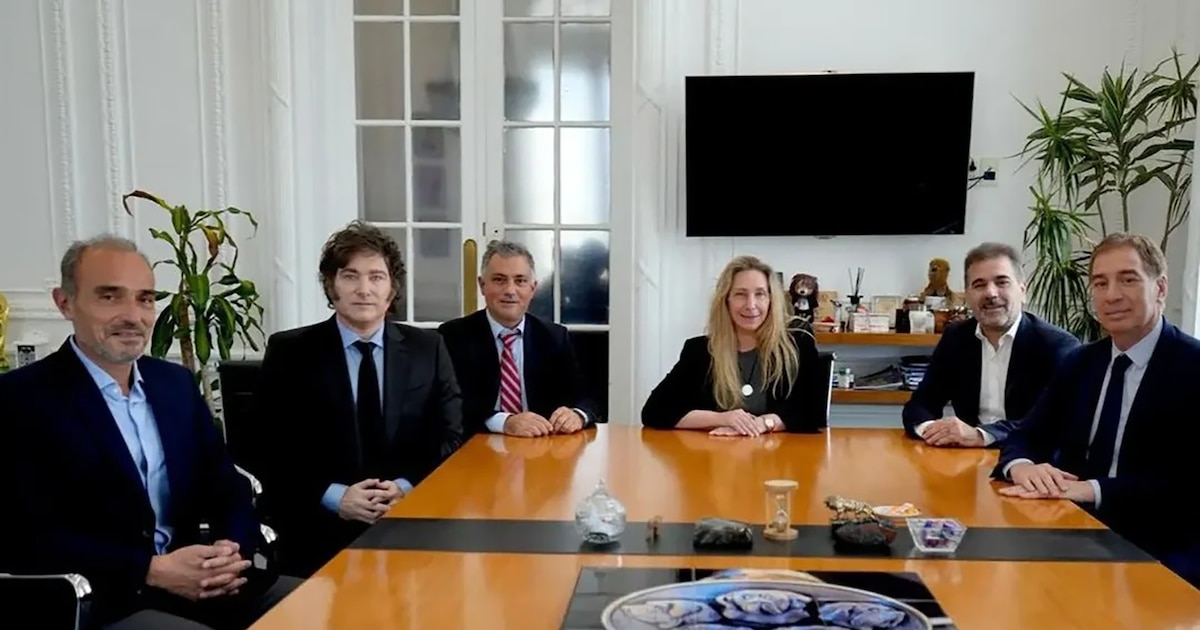 El Gobierno avanza hacia un acuerdo con dirigentes de PRO en Buenos Aires tras la victoria, mientras prepara anuncios sobre “dólares bajo el colchón”