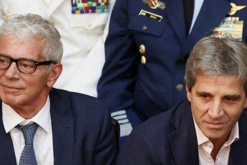 Oposición exige la presencia de Luis Caputo y Cúneo Libarona en el caso $Libra el miércoles, Menem confirma citaciones pero no detalles sobre asistencia.