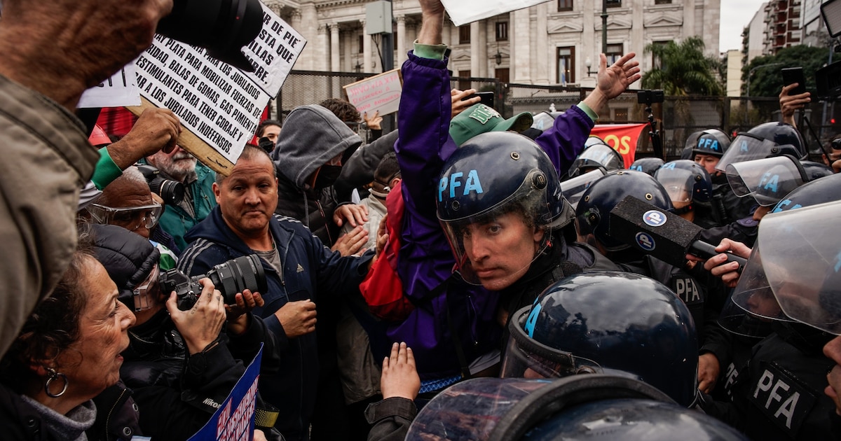 Conflictos entre jubilados y policía tras la caída de la sesión en el Congreso por falta de quorum