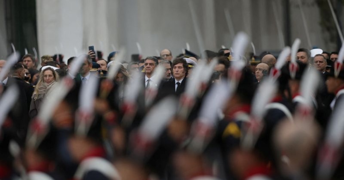 Milei asiste al cambio de guardia de los granaderos en Plaza de Mayo tras el Tedeum del 25 de Mayo y reflexiona sobre la historia del Regimiento Patricios