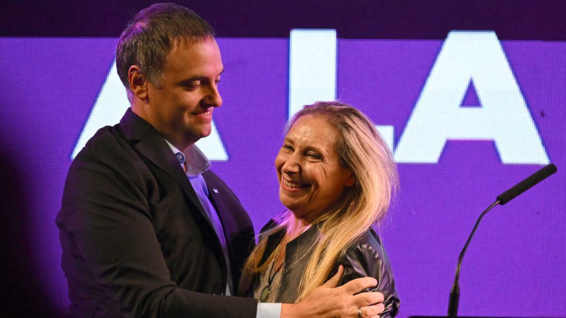 Adorni culmina su campaña en CABA con el apoyo de Milei para las elecciones 2025