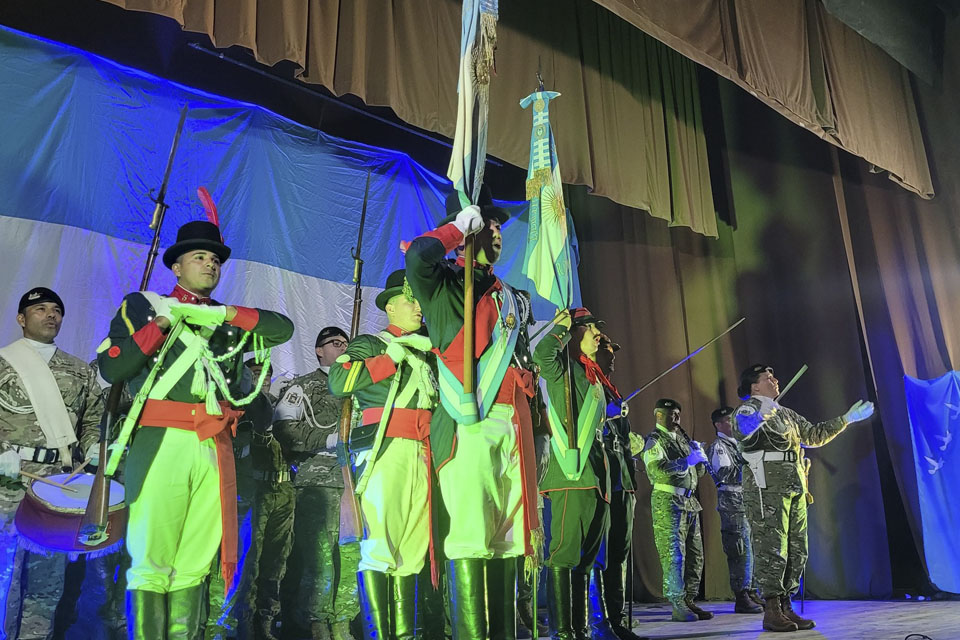 Emotiva velada por un nuevo aniversario de la Revolución de Mayo