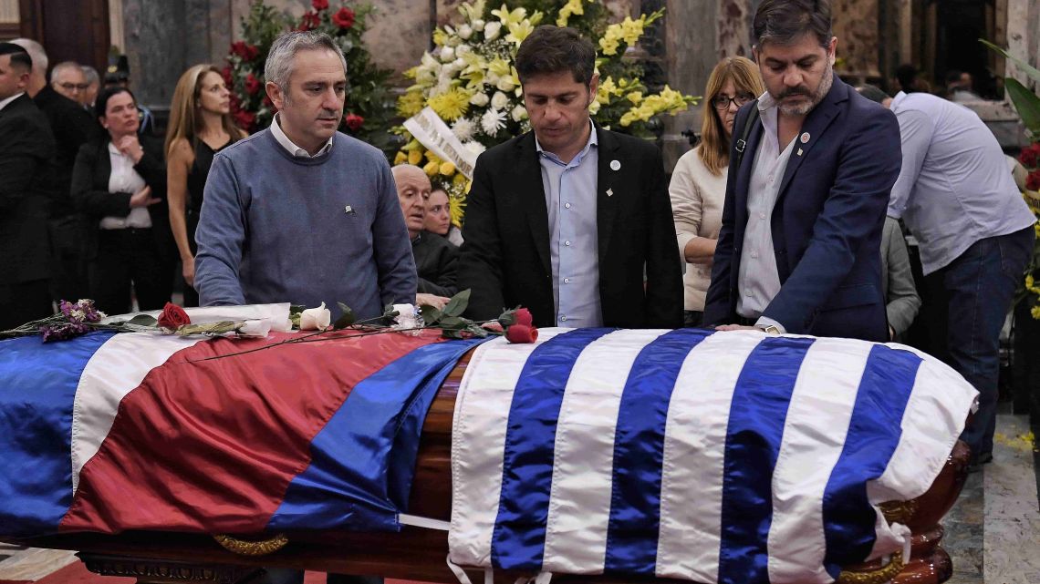 Kicillof asiste al funeral de ‘Pepe’ Mujica y se disculpa por el Gobierno de Javier Milei