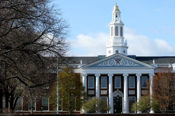 Trump impone prohibición a Harvard para matricular estudiantes internacionales