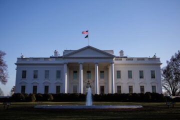 Consejo de Seguridad Nacional suspende a más de 100 empleados con licencia administrativa