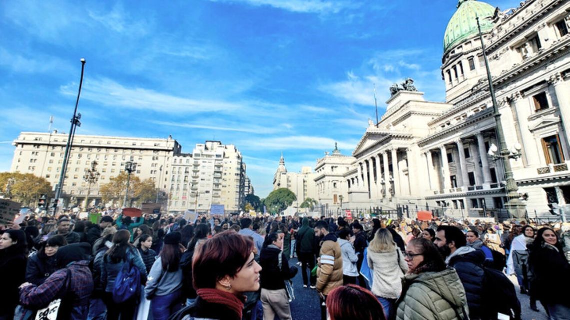 Masiva protesta frente al Congreso por la sanción de la Ley de Emergencia en Discapacidad
