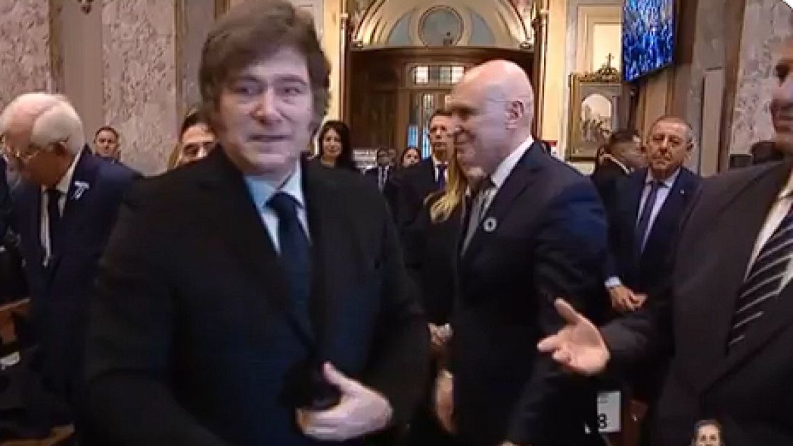 Jorge Macri intenta saludar a Javier Milei en la Catedral y recibe una negativa