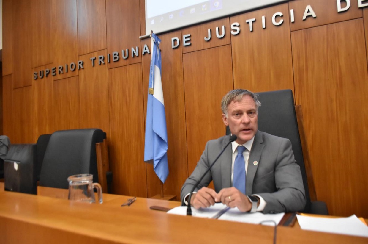 Absolución de un acusado de narcomenudeo por vigilancia ilegal sin autorización judicial
