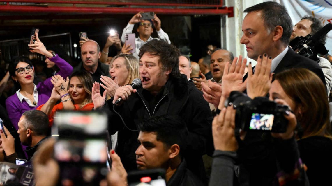 Javier Milei despliega su Gabinete en barrios porteños clave del PRO para reforzar la figura de Adorni