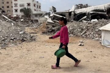 Una niña enfrenta el asedio de Israel para mantener a su familia en Gaza