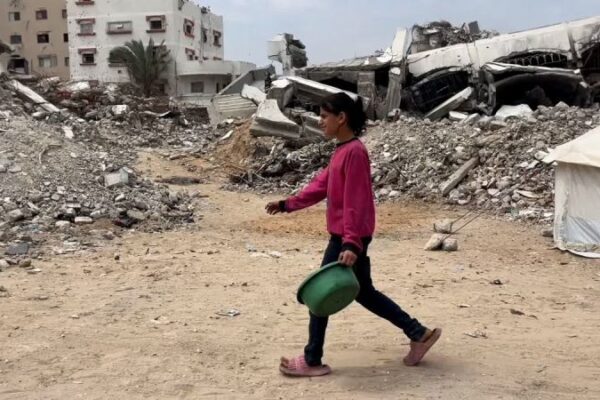 Una niña enfrenta el asedio de Israel para mantener a su familia en Gaza