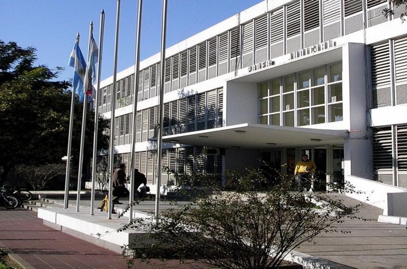 Absolución de acusado por irregularidades en la intervención policial en caso de venta de drogas