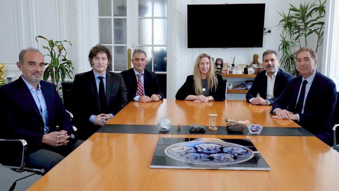 El PRO enfréntase a su disolución dentro de La Libertad Avanza en su lucha por mantenerse relevante.