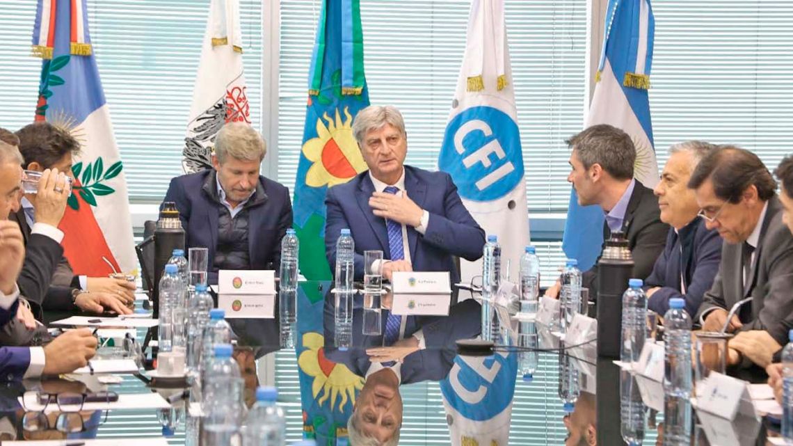 Pelea de las provincias con Milei por impuestos que no se reparten