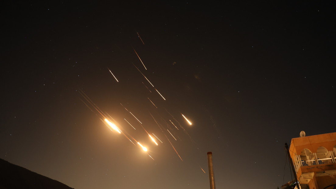 Irán ejecuta un masivo ataque con misiles dirigido a Israel, generando tensiones en la región (VIDEOS)