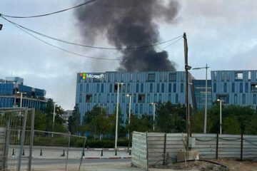 Humo en las cercanías de un edificio de Microsoft tras recientes ataques de misiles iraníes contra Israel