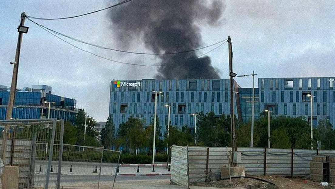 Humo en las cercanías de un edificio de Microsoft tras recientes ataques de misiles iraníes contra Israel
