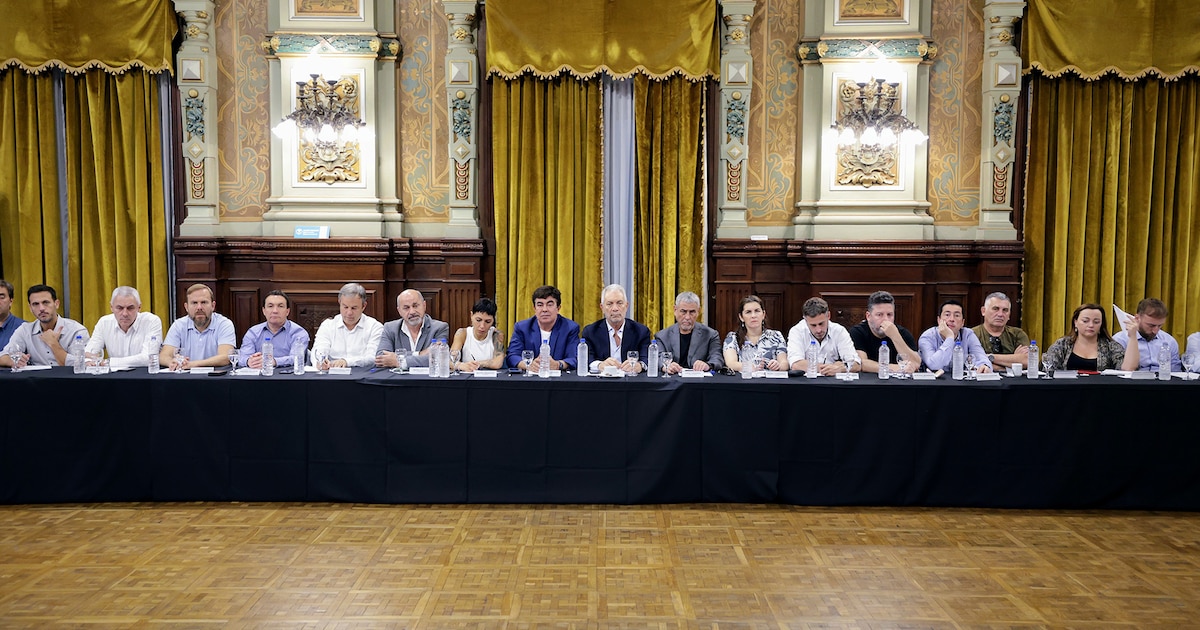 Intendentes del PJ impulsan acuerdos por las listas en PBAM mientras negocian a contrarreloj con Kicillof y Kirchner