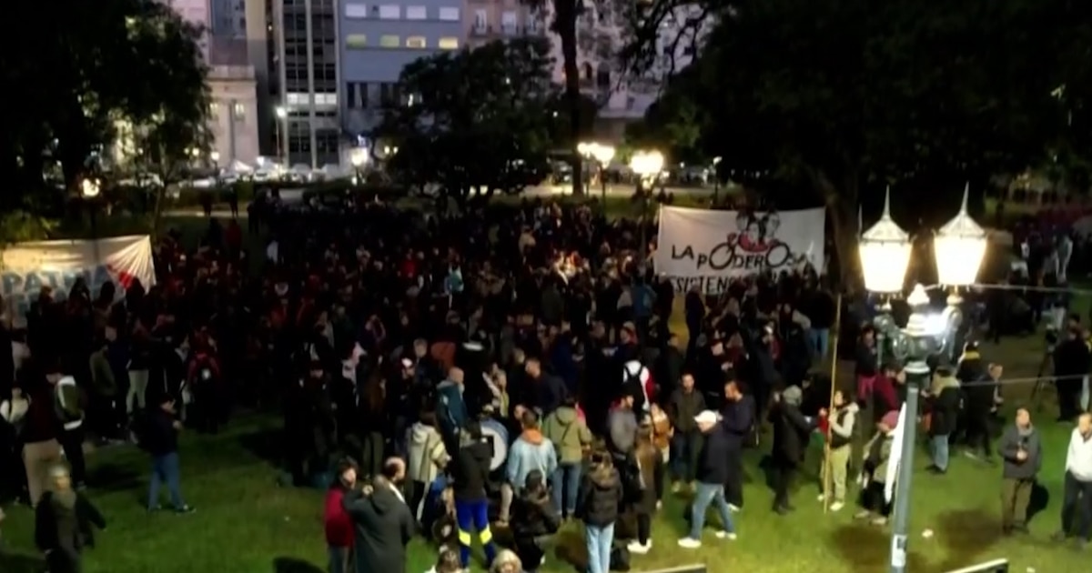 militantes kirchneristas convocan a pernoctar en carpas frente a tribunales tras condena a cfk en plaza lavalle