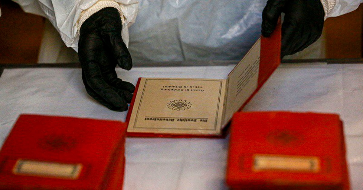 La Corte Suprema avanza en el análisis de 12 cajas nazis halladas, revelando más de 5000 libretas y carnets históricos