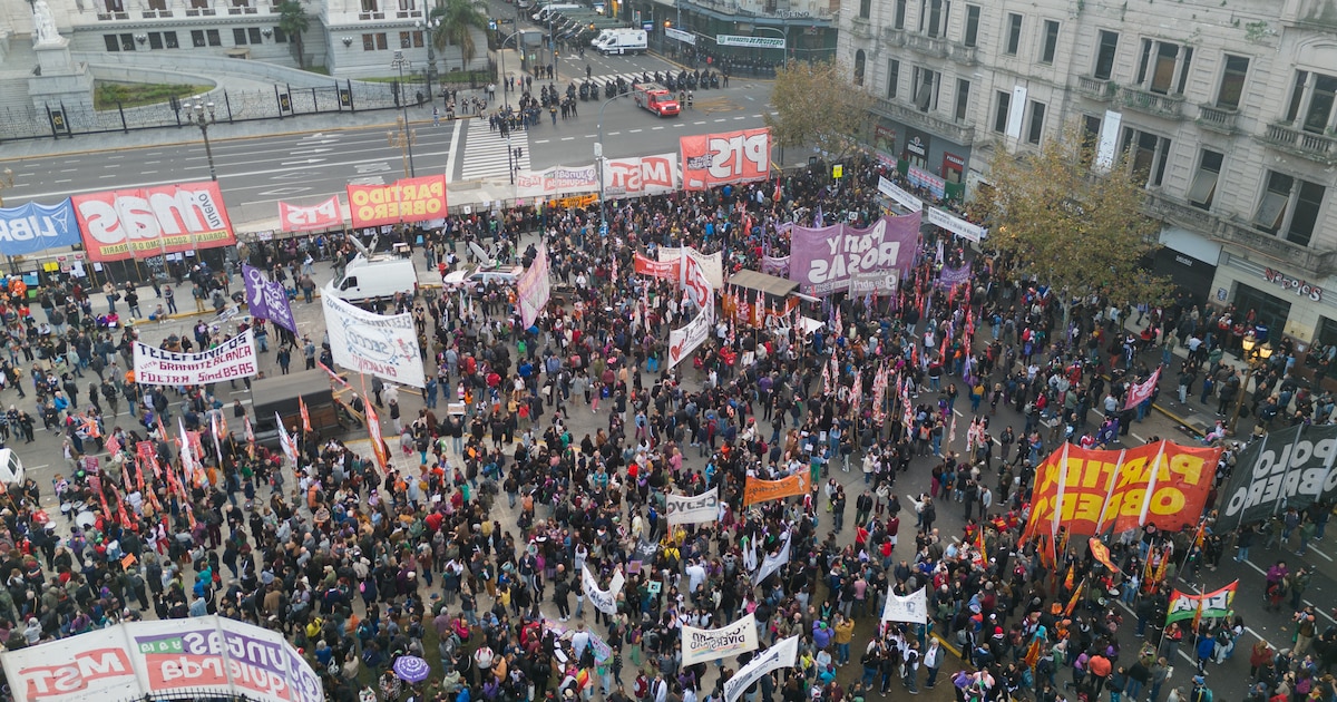 Movilización en el centro porteño: protestas por jubilados y el conflicto en el Hospital Garrahan con fuerte despliegue policial