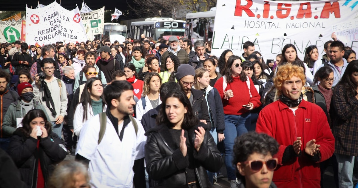 Gobierno llama a empleados administrativos del Garrahan para negociar salarios mientras aTE advierte sobre división en reclamos