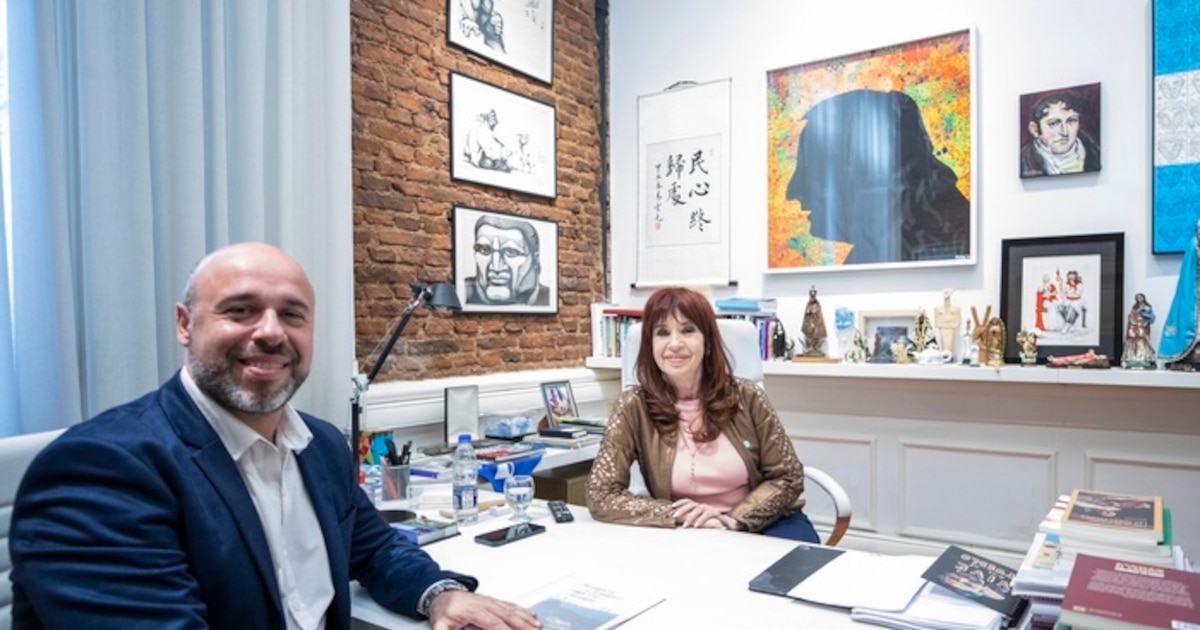 Cristina Kirchner llega a Corrientes para apoyar a Martín Ascúa en su candidatura a gobernador mientras negocia en Buenos Aires