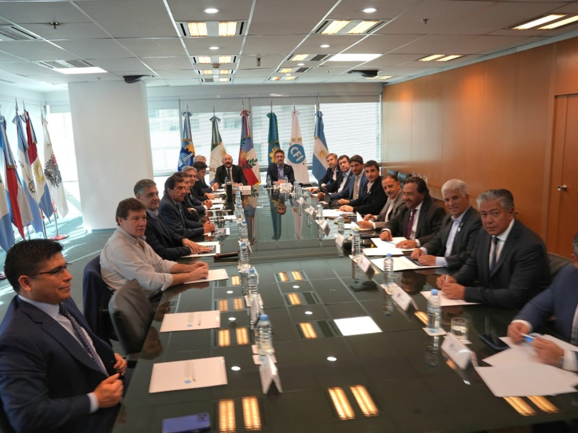 Preocupados por la caída en la recaudación y la falta de obras, casi todos los gobernadores dijeron presente en una reunión para marcarle la cancha al Gobierno