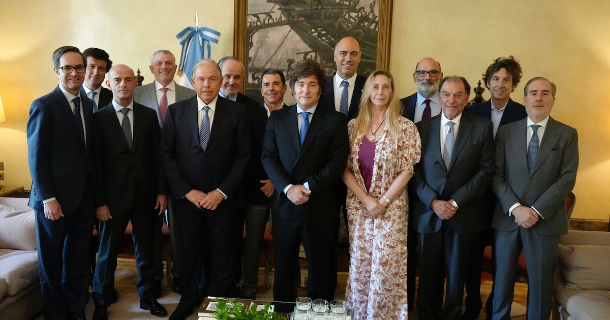 Milei se reunió en Madrid con empresarios, junto a Karina Milei, el canciller y el embajador argentino en España.