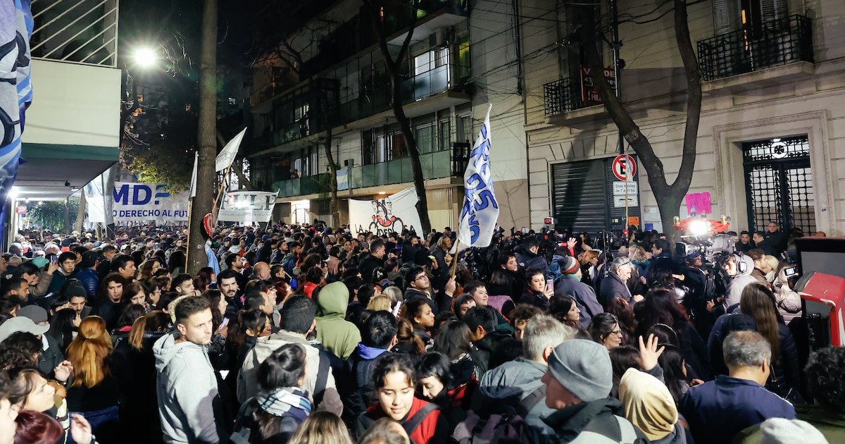 Policía desalojó sorpresivamente a militantes acampados frente al departamento de Cristina Kirchner en Constitución